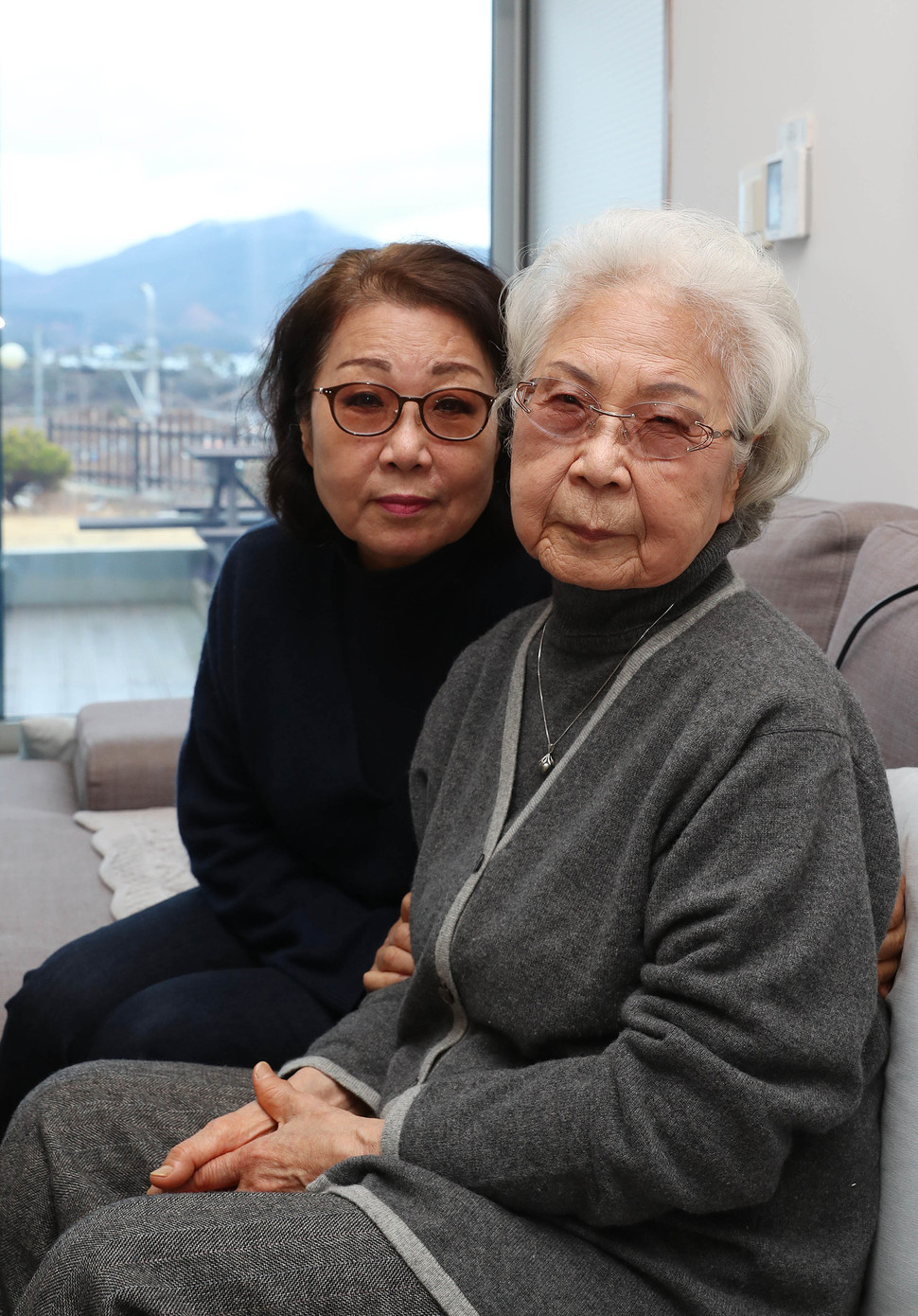 윤이상의 부인 이수자(오른쪽), 딸 윤정씨가 통영시 용남면에 있는 자택에서 인터뷰를 마친 뒤 카메라 앞에서 포즈를 취하고 있다. 통영/신소영 기자 viator@hani.co.kr