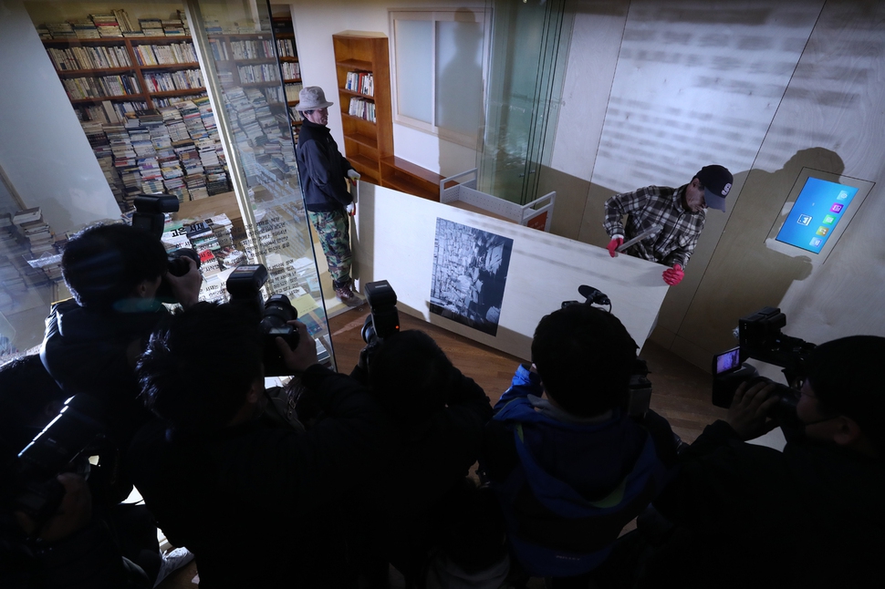 12일 오전 서울 중구 서울도서관에서 관계자들이 고은 시인의 집필 공간을 재현한 ‘만인의 방’을 철거하고 있다. 백소아 기자