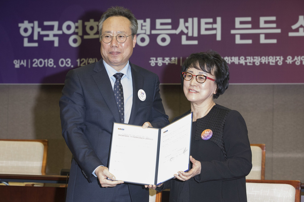 오석근 영화진흥위원회 위원장(왼쪽)과 채윤희 여성영화인모임 대표가 12일 오후 서울 종로구 프레스센터 19층 기자회견장에서 상호양해각서(MOU)를 교환하고 있다. 김성광 기자