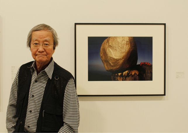학고재갤러리 신관 전시장에서 출품작 앞에 선 구보타 히로지 작가. 이 작품은 1978년 미얀마 불교성지 짜이티요의 황금바위를 찍은 것으로, 흑백에서 컬러사진으로 작가가 작업 방식을 전환하는 계기가 됐다. 작가는 “휴머니티는 내가 사진가로서 감당하기에는 너무 크고 버거운 것이다. 뭔지 모르지만 내 안에서 나를 움직이는 ‘무엇’을 찍는다”고 말했다. 사진 학고재갤러리 제공