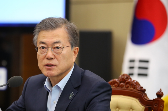 문재인 대통령이 12일 청와대에서 열린 수석보좌관 회의에서 발언하고 있다. 연합뉴스