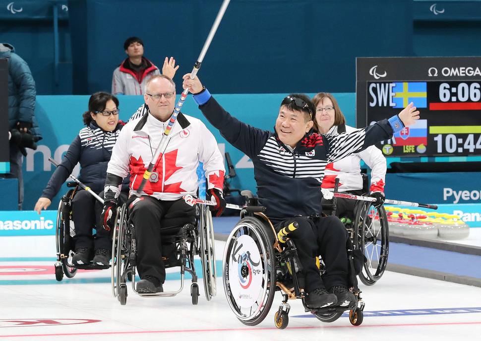 12일 오전 강릉컬링센터에서 열린 2018 평창패럴림픽 휠체어컬링 한국과 캐나다전에서 4연승을 이룬 한국대표팀이 환호하고 있다. 연합뉴스