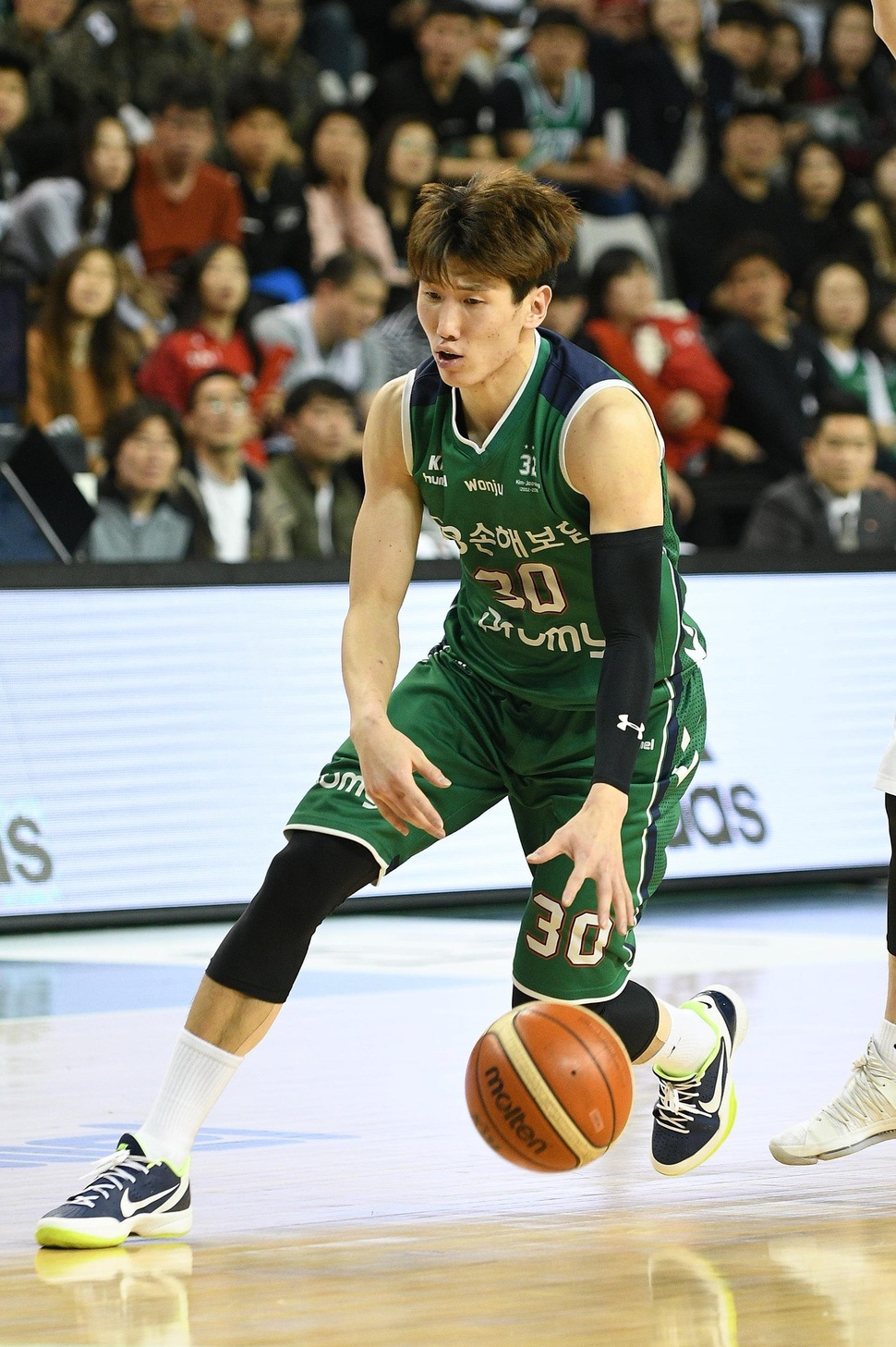 디비(DB)의 두경민이 11일 원주종합체육관에서 열린 프로농구 에스케이(SK)와의 경기에서 드리블하고 있다. KBL 제공