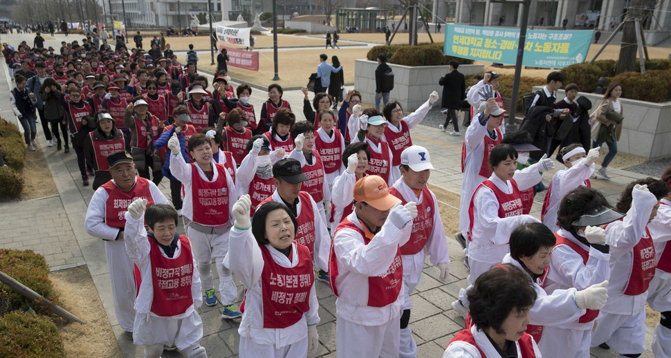 공공운수노조 서경지부 연세대분회 조합원 100여명이 13일 오후 서울 서대문구 연세대 백양로에서 행진에 참가해 정년퇴직자 결원 충원을 요구하며 알바 충원 꼼수 반대 구호를 외치고 있다. 김성광 기자