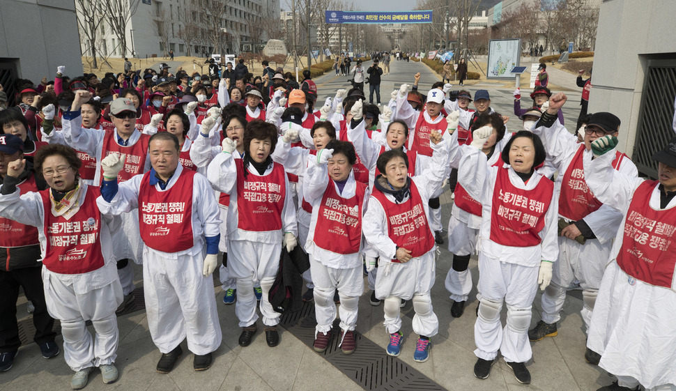 공공운수노조 서경지부 연세대분회 조합원 100여명이 13일 오후 서울 서대문구 연세대 정문 앞에서 집회를 열어 정년퇴직자 결원 충원을 요구하며 동시에 알바 충원 꼼수에 대해 반대하는 구호를 외치고 있다. 이들은 이날 오후 늦게 학교쪽과 교섭을 통해 미충원 인원 보충 방식을 논의하기로 해 청소?경비?주차 노동자의 구조조정 철회 요구 삼보일배는 미뤄졌다. 김성광 기자 flysg2@hani.co.kr