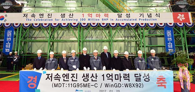 지난해 1월20일 경남 창원의 두산엔진 조립1공장에서 두산엔진 김동철 사장(가운데)과 선주사, 기술사 관계자들이 '선박엔진 1억마력 돌파'기념식을 열고 엔진 가동을 위한 스타트 버튼을 누르고 있다. 두산엔진 제공