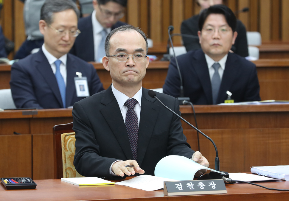 문무일 검찰총장이 13일 오전 국회에서 열린 사법개혁특별위원회 전체회의에서 정성호 위원장의 발언을 듣고 있다. 강창광 기자 chang@hani.co.kr