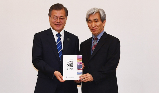 문재인 대통령이 13일 국민헌법자문특별위원회 정해구 위원장으로부터 개헌 자문안을 전달받고 기념촬영을 하고 있다. 청와대 사진기자단.