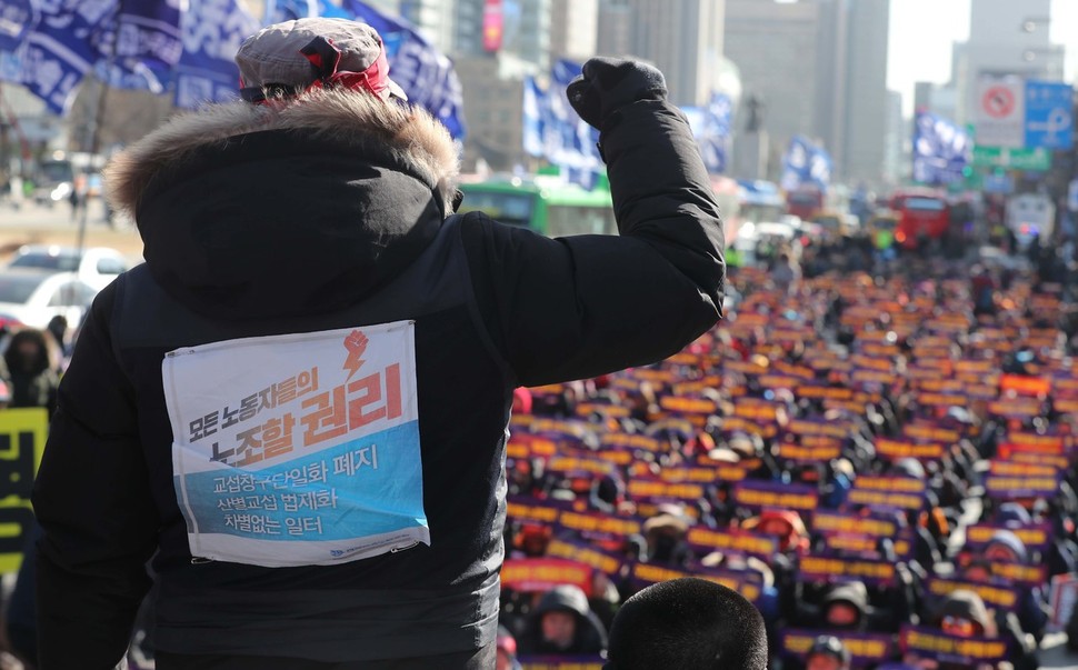 민주노총 금속노조원들이 지난 1월24일 오후 서울 종로구 세종로공원에서 ‘2018 금속노조 신년투쟁 선포식’을 열고 노동자의 노조할 권리 보장을 외치고 있다. 백소아 기자 thanks@hani.co.kr