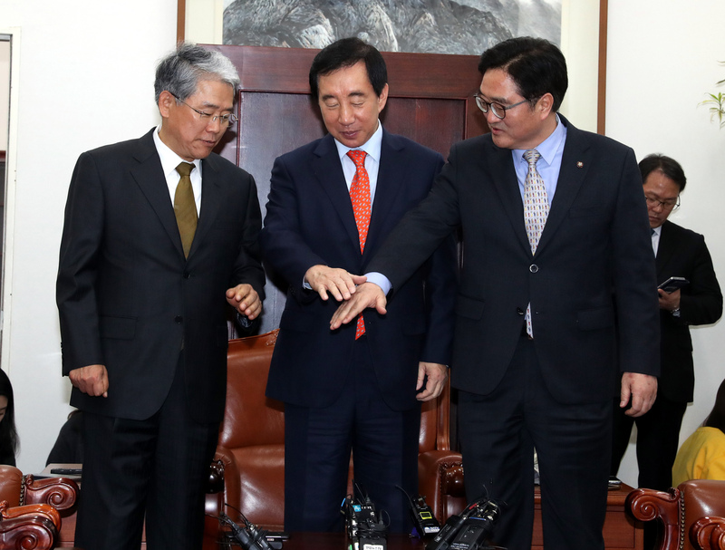 여야 3당 원내대표들이 13일 오후 국회 운영위원장실에서 개헌안과 한국지엠(GM) 군산공장 폐쇄와 관련한 국정조사 등을 논의하기위해 만나손을 모으고 있다. 왼쪽부터 바른미래당 김동철·자유한국당 김성태·더불어민주당 우원식 원내대표. 강창광 기자 chang@hani.co.kr