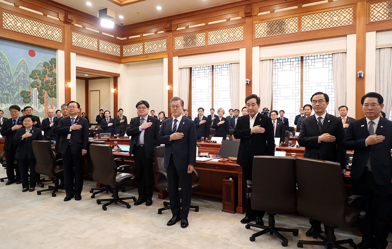 문재인 대통령이 13일 국무회의에 앞서 국기에 대한 경례를 하고 있다. 청와대 제공