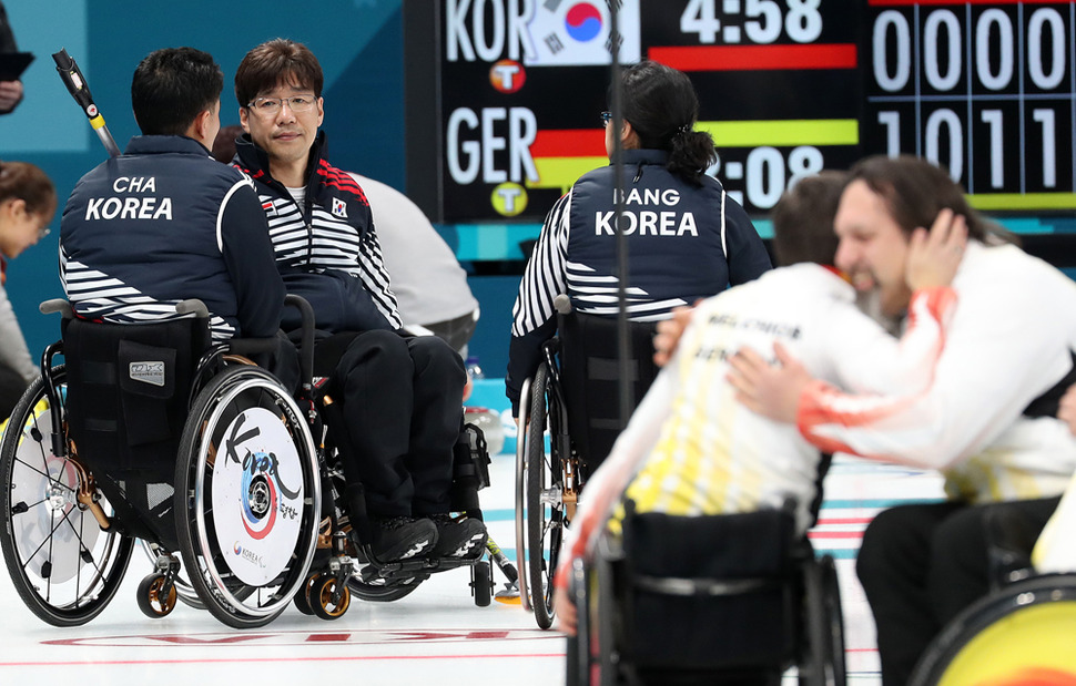 12일 오후 강릉컬링센터에서 열린 2018 평창패럴림픽 휠체어컬링 한국과 독일전에서 한국 대표팀이 4대3으로 패배한 후 대화를 나누고 있다. 2018.3.12 연합뉴스