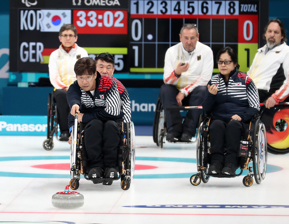 12일 오후 강릉컬링센터에서 열린 2018 평창패럴림픽 휠체어컬링 한국과 독일전에서 한국의 서순석이 투구를 하고 있다. 2018.3.12  연합뉴스