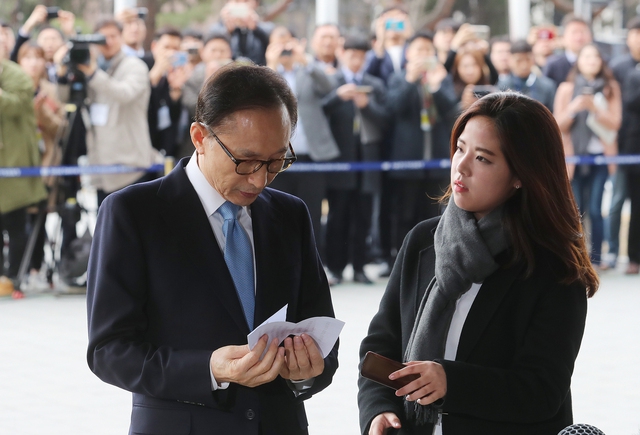 뇌물수수·횡령·조세포탈 등 혐의를 받는 이명박 전 대통령이 14일 오전 서울 서초동 서울중앙지검으로 조사 받기 위해 출석해 준비해온 대국민메세지를 읽고 난 뒤 건물로 들어서고 있다. 신소영 기자 viator@hani.co.kr