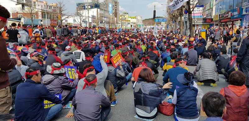 14일 오후 2시 광주광역시 광산구 영광통 사거리에서 금속노조 금호타이어지회 주최로 해외매각 반대 조합원 결의대회가 열리고 있다. 조합원 제공