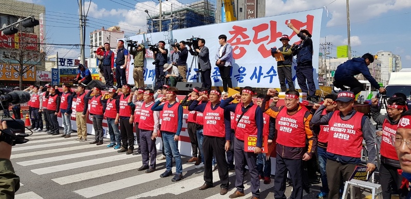 14일 오후 2시 광주광역시 광산구 영광통 사거리에서 열린 금속노조 금호타이어지회 조합원 결의대회에서 노동자들이 해외매각 반대 구호를 외치고 있다. 조합원 제공