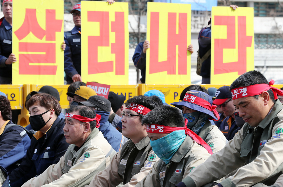 STX조선해양을 비롯한 조선업종 노동자들이 14일 광화문에서 열린 집회에서 중형 조선 구조조정 정책을 폐기를 요구하고 있다.김경호 선임기자 jijae@hani.co.kr