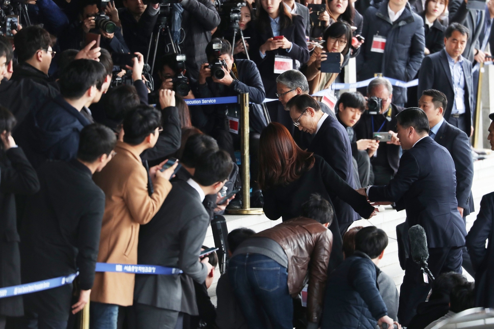 14일 오전 이명박 전 대통령이 서울 서초동 서울중앙지검에 출두하고 있다. 신소영 기자