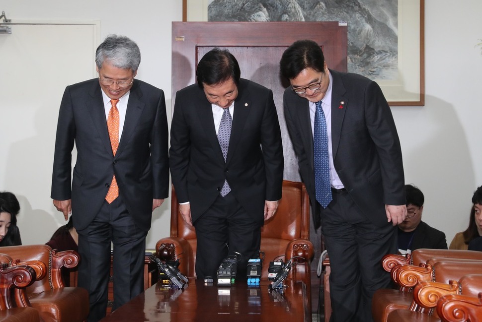 여야 3당 원내대표들이 14일 오후 국회 운영위원장실에서 개헌안과 한국지엠(GM) 군산공장 폐쇄와 관련한 국정조사 등을 논의하기위해 만나 인사하고 있다. 왼쪽부터 바른미래당 김동철·자유한국당 김성태·더불어민주당 우원식 원내대표. 강창광 기자 chang@hani.co.kr