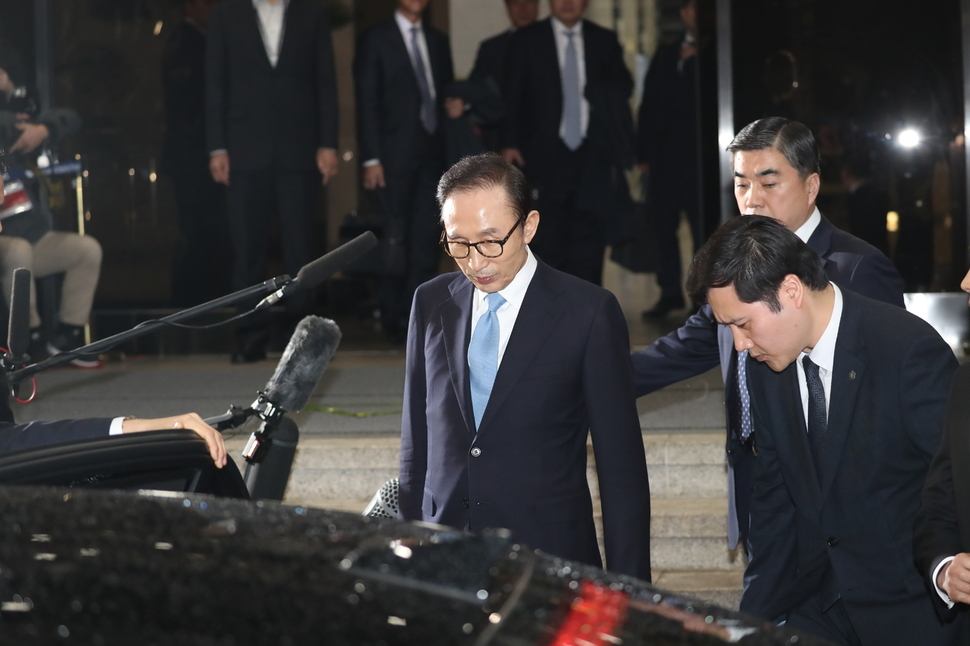 이명박 전 대통령이 15일 오전 서울 서초동 서울중앙지검을 나서고 있다. 신소영 기자