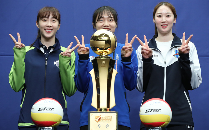 황민경(현대건설), 문정원(도로공사), 고예림(기업은행)이 15일 서울 마포구 스탠포드호텔에서 열린 도드람 2017~2018 V리그 포스트시즌 미디어데이 행사에서 우승 트로피 앞에서 V 표시를 해보이며 우승을 다짐하고 있다. 연합뉴스