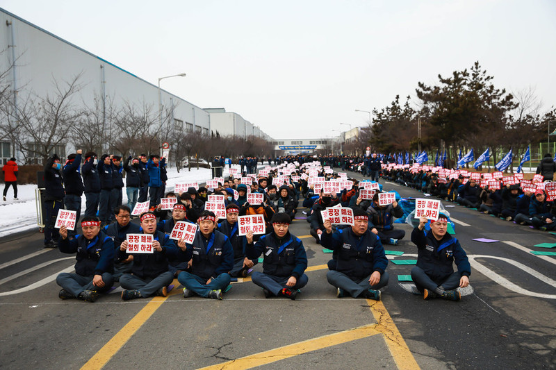 금속노조 한국지엠지부가 군산공장 폐쇄 결정이 발표된 다음날인 지난 14일 전북 군산에서 결의대회를 열고 “공장 폐쇄 철회하라”고 주장하고 있다. 금속노조 한국지엠지부 제공