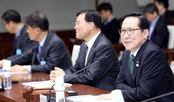 14일 오후 용산 국방부에서 송영무 장관이 대구 군공항 이전부지 선정위원회 회의를 주재하고 있다. 연합뉴스