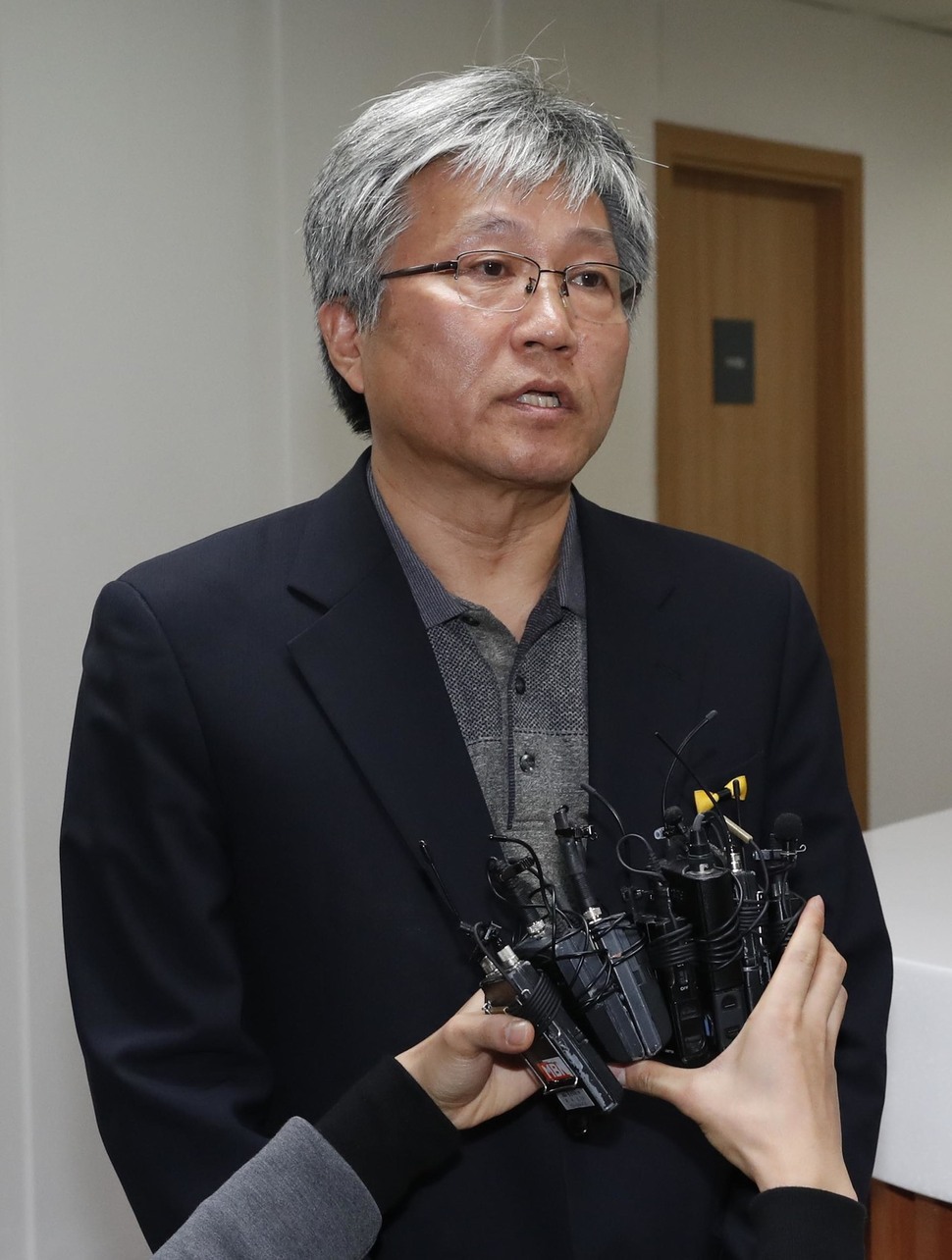 이완기 신임 방송문화진흥회 이사장이 지난해 11월 2일 오후 서울 여의도 방문진 사무실에서 회의결과를 브리핑하고 있다. 박종식 기자 anaki@hani.co.kr