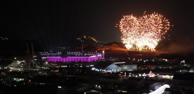 지난달 25일 밤 강원도 평창 메인스타디움 하늘에 평창올림픽 폐막식을 알리는 축포가 터지고 있다. 평창/박종식 기자 anaki@hani.co.kr