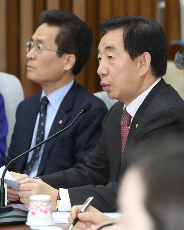 김성태 자유한국당 원내대표가 16일 오전 국회에서 열린 원내대책회의에서 발언하고 있다. 연합뉴스