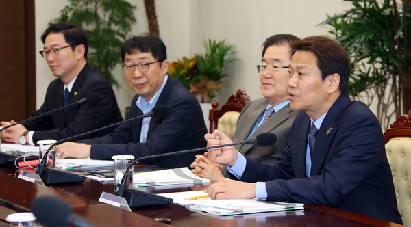 남북정상회담 준비위원회 위원장인 임종석 대통령비서실장이 16일 오후 청와대 여민관에서 준비위원회 첫 회의를 주재하고 있다. 연합뉴스
