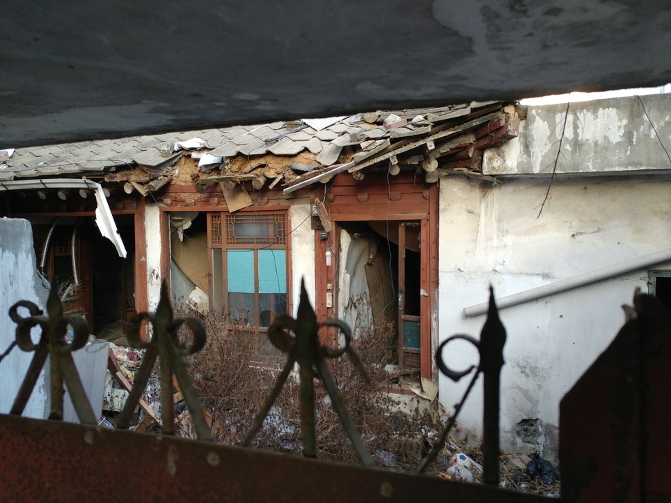 사람들이 떠난 ‘이 도시’의 한 구도심에서 빈집이 부서진 채 방치되고 있다. 박기용 기자 xeno@hani.co.kr