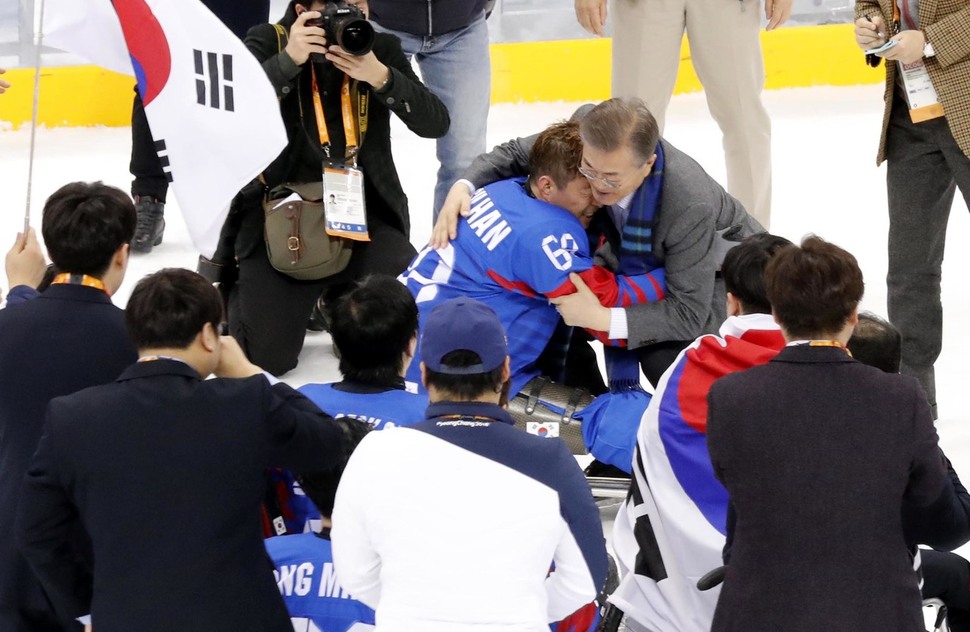 평창 패럴림픽 아이스하키 대표팀 주장 한민수 선수가 17일 오후 강릉하키센터에서 열린 동메달 결정전에서 승리한 후 문재인 대통령과 인사하고 있다. 강릉/박종식 기자 anaki@hani.co.kr