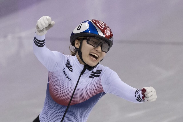최민정이 2018 평창겨울올림픽 쇼트트랙 여자 1500m에서 1위로 들어온 뒤 환호하고 있다.  김성광 기자