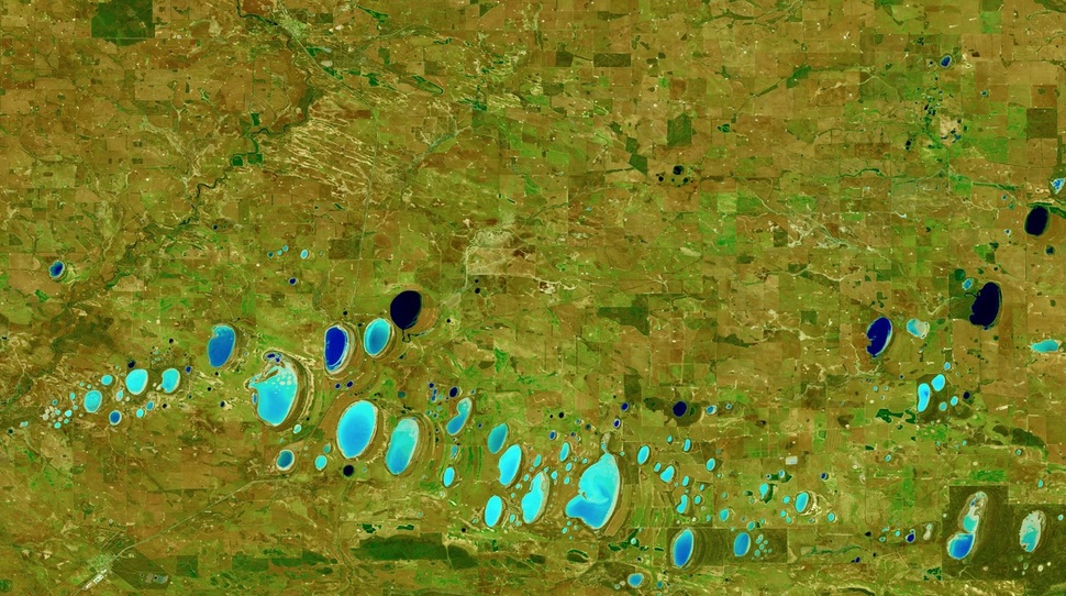 오스트레일리아 서부의 염분을 띤 작은 호수들. 미 항공우주국(NASA) 제공