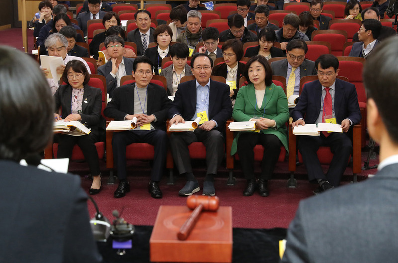 정의당이 17일 오후 국회 의원회관에서 민주평화당과의 공동 교섭단체 구성에 대한 추인을 논의하기위해 전국위원회를 개최하고 있다. 정의당 전국위원회는 당의 중요 사안에 관한 최고의결기구로, 당 대표와 부대표 등 주요 당직자, 소속 국회의원, 광역시·도당 위원장, 선출직 전국위원 등으로 구성된다. 강창광 기자 chang@hani.co.kr