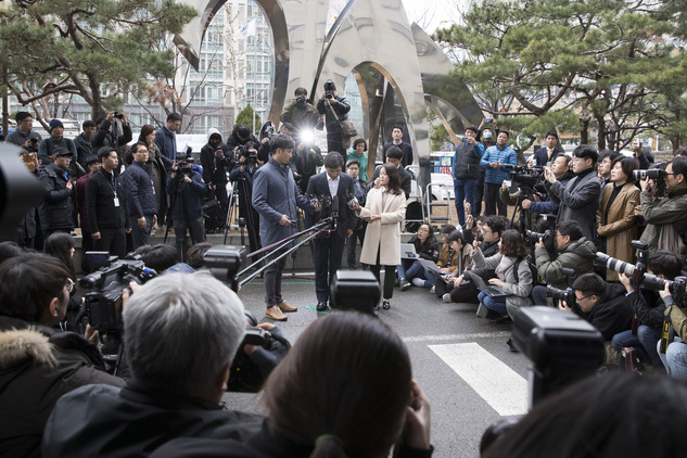 성폭행 혐의를 받는 안희정 전 충남도지사가 19일 오전 서울 마포구 서울서부지검으로 조사를 받기 위해 들어서던 중 취재진 앞에서 고개를 숙이고 있다. 김성광 기자