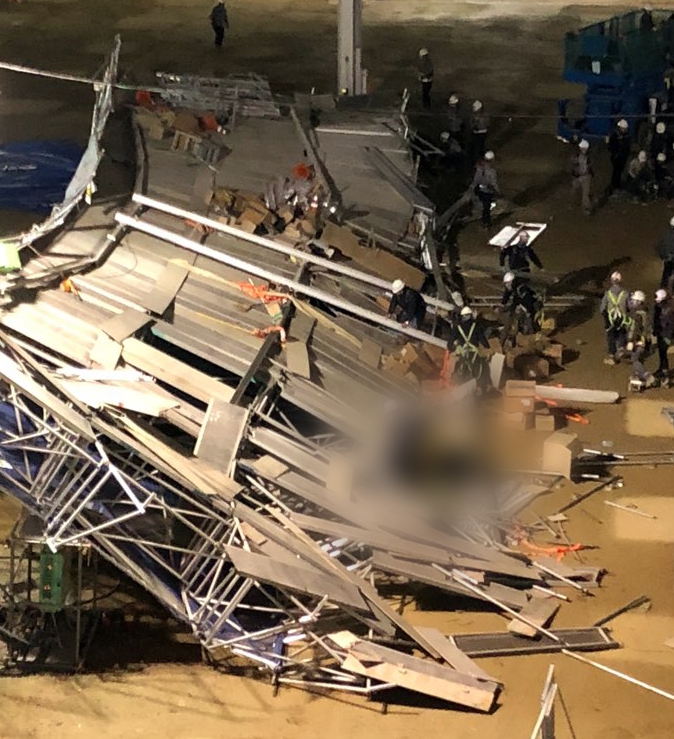 19일 오후 경기도 평택시 고덕면 삼성전자 물류센터 공사현장에서 작업대가 무너지며 추락사고가 일어나 노동자 1명이 숨지고 4명이 다쳤다. 사진은 무너진 작업대. <연합뉴스>