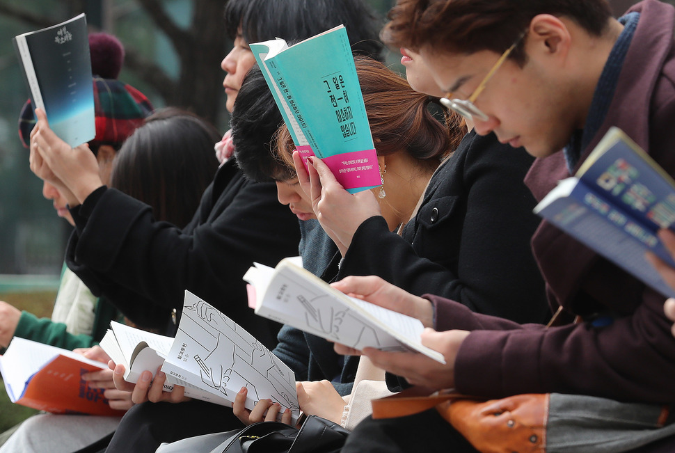 18일 오후 서울 광화문 교보문고 앞 인도에서 열린 ‘미투’를 지지하는 행동독서회에 참석자들이 ‘미투’운동이나 성폭력 문제와 관련된 책을 자유롭게 읽고 있다. 신소영 기자 viator@hani.co.kr