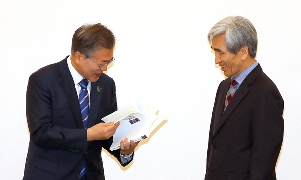 [한겨레 사설] 문 대통령 개헌안, ‘국회 합의 개헌’ 촉매 돼야