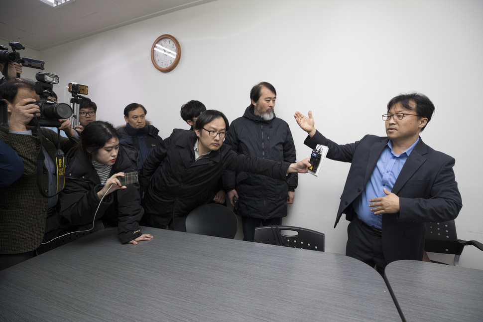 교육부 직원이 20일 오후 서울 동작구 총신대에 실태조사를 나와 학교 관계자 및 취재진을 향해 조사 계획에 대해 말하고 있다. 김성광 기자