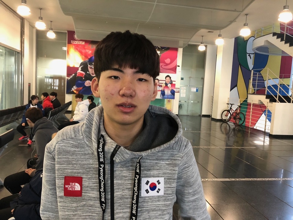 정재원이 20일 한국체대 빙상장에서 훈련에 앞서 포즈를 취하고 있다. 아직 앳되 보이지만 침착하고 생각을 많이 한 뒤 말을 했다.