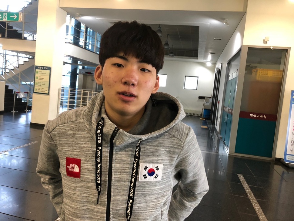 한국 빙상의 장거리 기대주 정재원이 20일 한국체대 빙상장에서 훈련에 앞서 편안한 표정으로 심정을 밝히고 있다.