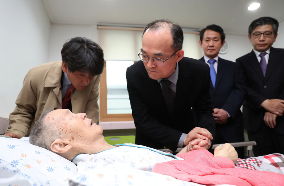 문무일 검찰총장이 20일 오후 부산 수영구 남천동 남천사랑의요양병원에 입원중인 1987년 경찰의 고문으로 숨진 박종철 열사의 아버지 박정기씨를 만나 사과 인사를 전하고 있다. 현직 검찰총장이 과거사와 관련해 피해자에게 직접 사과하는 것은 이번이 처음이다. 부산/신소영 기자 viator@hani.co.kr