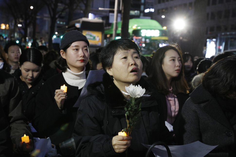 서울아산병원에서 일하다 스스로 목숨을 끊은 고 박선욱 간호사를 추모하는 집회가 지난 3일 서울 종로구 세종로 네거리에서 열렸다. 고인을 추모하기 위해 모인 이들이 간호사들 사이의 가혹행위인 ‘태움’ 문화 근절을 촉구했다. 이정아 기자 leej@hani.co.kr