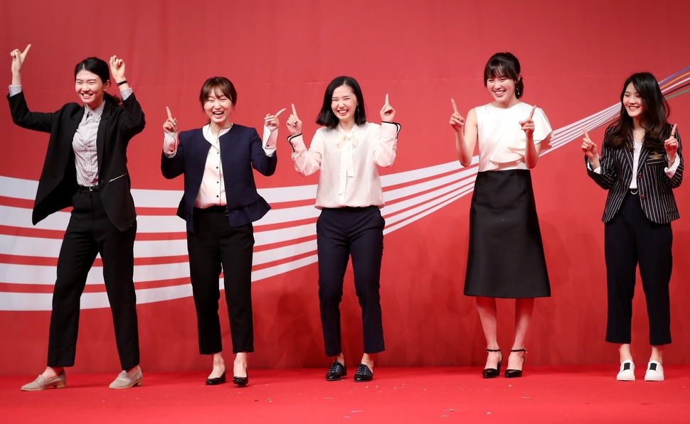 21일 코카콜라 체육대상에서 클린스포츠상을 수상한 쇼트트랙 여자대표팀 심석희(왼쪽부터), 최민정, 김예진, 김아랑, 이유빈이 세리머니를 하고 있다. 연합뉴스