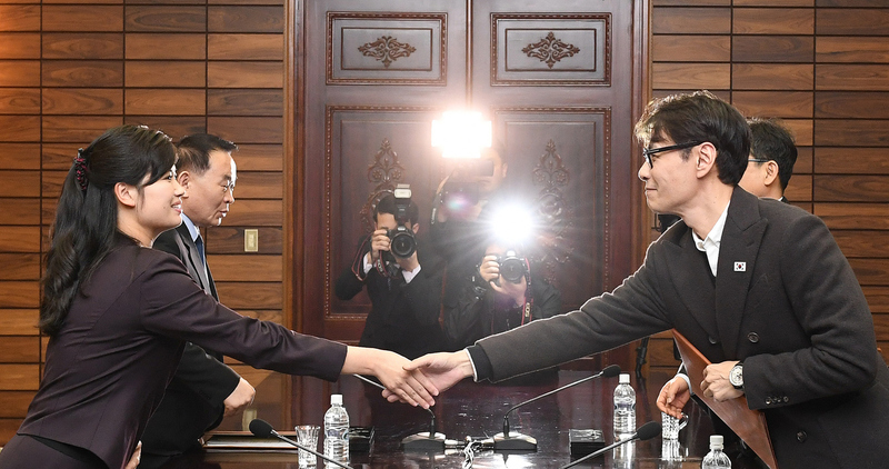 지난 20일 판문점 통일각에서 열린 예술단 실무접촉 종결회의에서 남측 수석대표로 나선 윤상 음악감독(오른쪽)과 북측 수석대표 현송월 삼지연관현악단 단장이 악수하고 있다. 통일부 제공