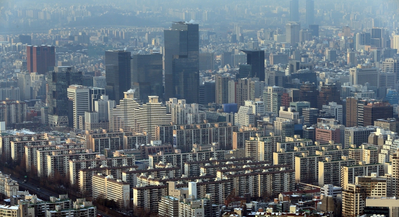 정부가 마련한 개헌안에는 토지공개념이 대폭 강화될 전망이다. 서울 강남구와 송파구 일대에 들어선 아파트 단지의 모습. 청와대사진기자단