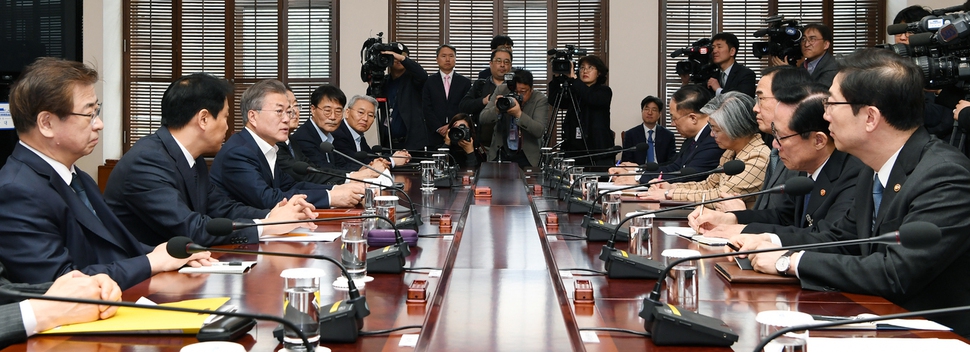 문재인 대통령이 21일 오전 청와대에서 열린 남북정상회담 준비위원회 2차 회의에서 머리 발언을 하고 있다. 청와대사진기자단