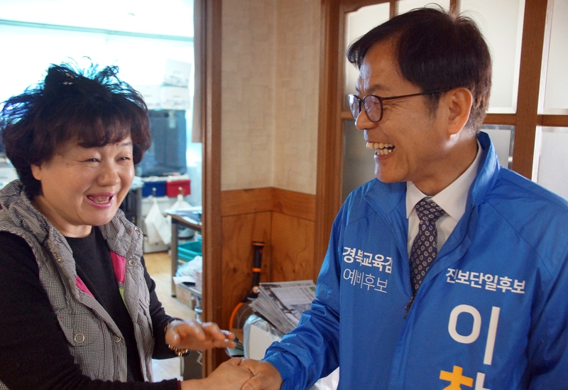 22일 낮 경북 포항시 북구의 한 식당에서 경북도교육감 선거에 출마한 이찬교 경북혁신교육연구소 공감 소장이 사람들에게 인사를 하고 있다. 포항/김일우 기자 cooly@hani.co.kr